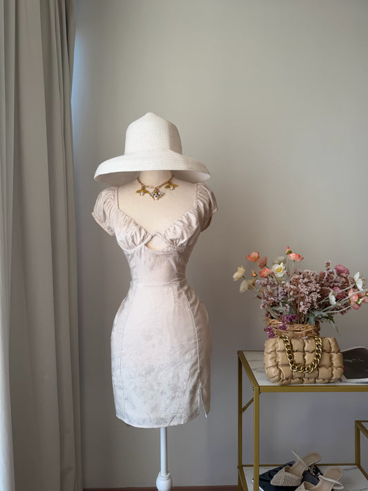 Vestido corto champaña con escote corazón